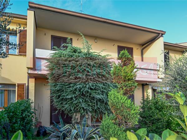 GRASSOBBIO VILLETTA A SCHIERA CON GIARDINO