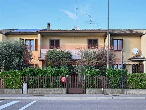 GRASSOBBIO VILLETTA A SCHIERA CON GIARDINO